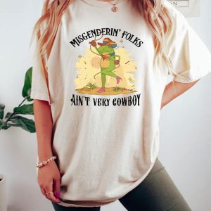 misgenderin folks ain t very cowboy funny sweatshirt 1 dmpmsw