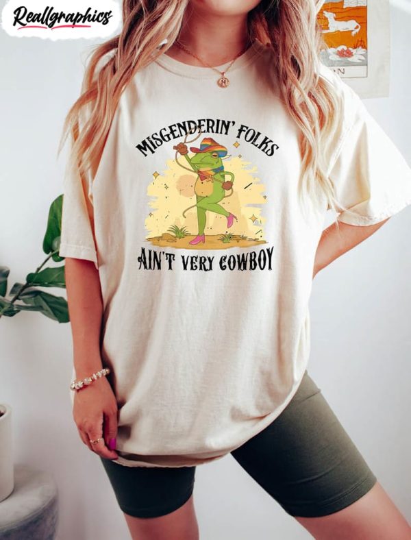 misgenderin folks ain t very cowboy funny sweatshirt 1 dmpmsw