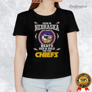 een in nebraska my heart beats red and gold for the kansas city chiefs shirt 1 qjndmy