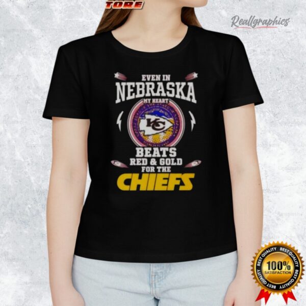 een in nebraska my heart beats red and gold for the kansas city chiefs shirt 1 qjndmy