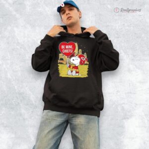 kansas city chiefs x snoopy cartoon valentine 2026 shirt 1 jzd4yn